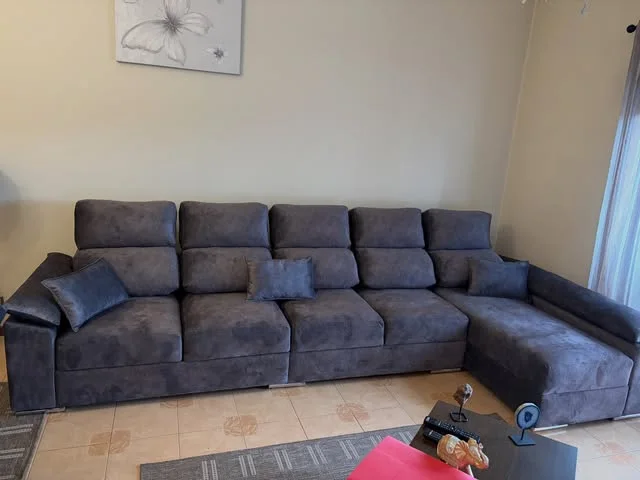 Sofá de canto cinzento escuro com chaise longue